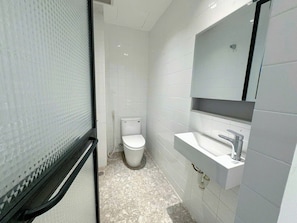 Shower, rainfall showerhead, free toiletries, hair dryer