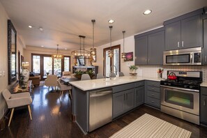 Fridge, microwave, oven, stovetop - Tacoma Vista 81 - Refreshed and Improved with Stunning Mountain View (Durango)