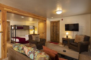 2 chambres, fer et planche à repasser, Wi-Fi, draps fournis