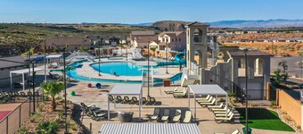 1433, PRICE DROP, Private Swim Spa, Hot tub, Putting Green, and Game Room!