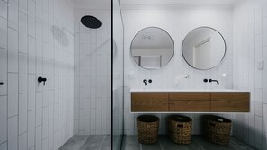Baignoire, sèche-cheveux, serviettes fournies