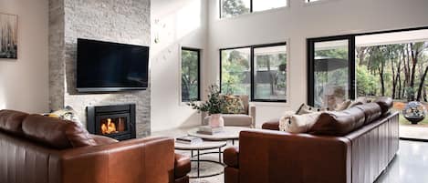 Smart TV y chimenea