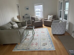 Smart TV, books - Adorable Beach house with lots of outdoor space and steps to Long Beach! (Rockport)
