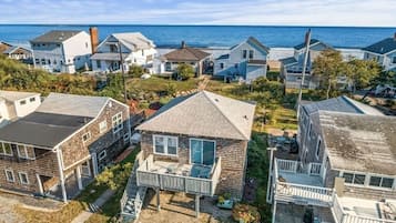 Beach nearby, sun loungers, beach towels