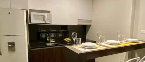 Frigorífico, microondas, placa de cocina y hervidor eléctrico