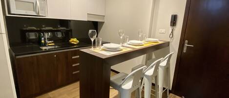 冷蔵庫、電子レンジ、コンロ、電気ポット