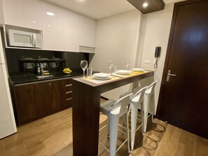 Kjøleskap, mikrobølgeovn, kokeplater og vannkoker