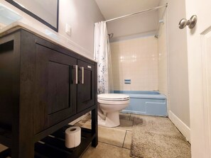 シャワー付き浴槽、ヘアドライヤー、タオル、シャンプー