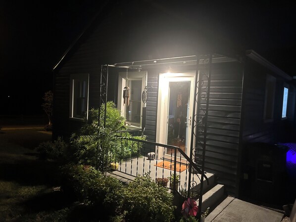 Exterior detail - GUEST FAVORITE! ROANOKE RIVER&BIKE TRAILS. PET FRIENDLY WEEKLY DISCOUNTS HOT TUB (Vinton)