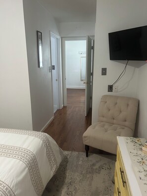 3 bedrooms, iron/ironing board, WiFi, bed sheets - GUEST FAVORITE! ROANOKE RIVER&BIKE TRAILS. PET FRIENDLY WEEKLY DISCOUNTS HOT TUB (Vinton)