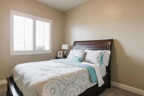 6 bedrooms, WiFi, bed sheets