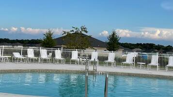 Utomhuspool och uppvÀrmd pool