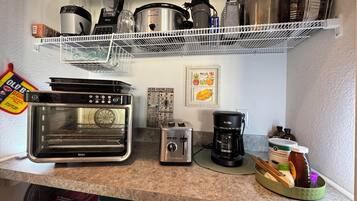 KylskÄp, mikrovÄgsugn, ugn och spishÀll