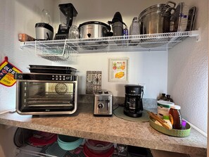 Kylskåp, mikrovågsugn, ugn och spishäll