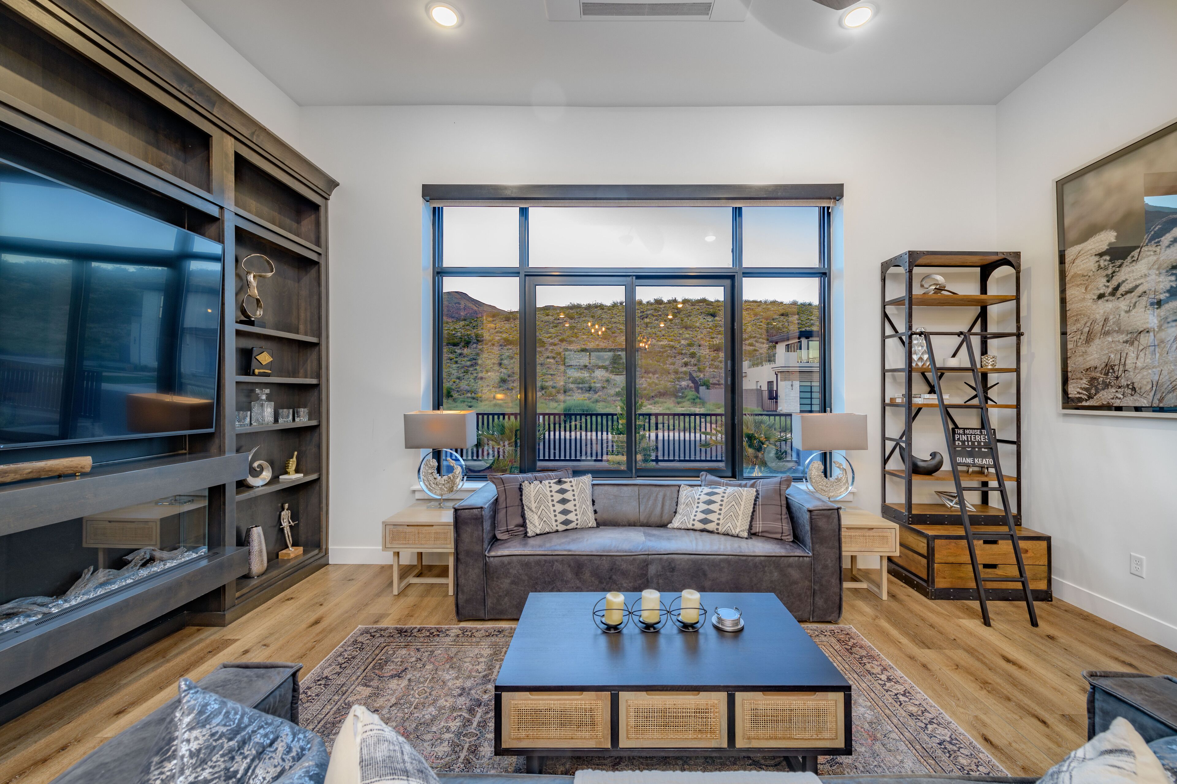 Televisión, chimenea y libros 