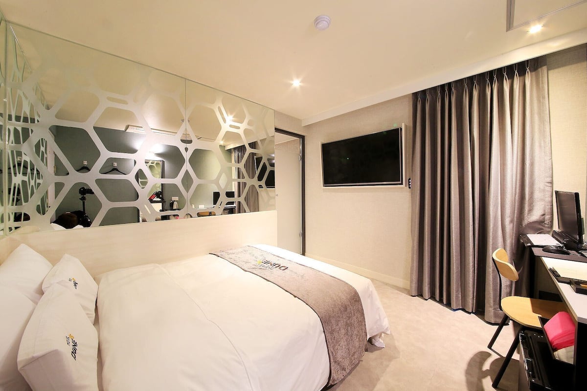 Roupas de cama premium, cortinas blackout, quartos à prova de som