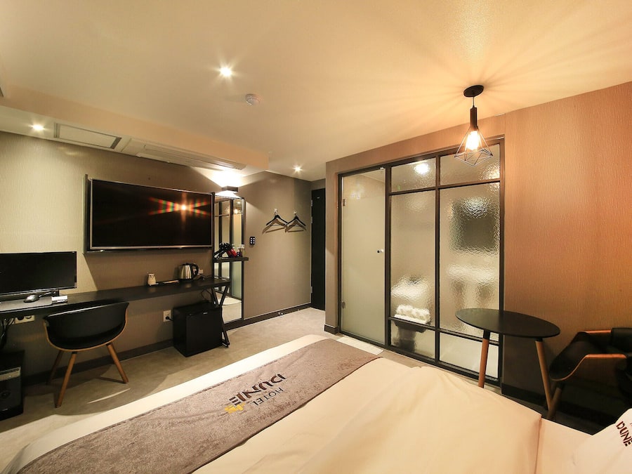 Standard Room, 1 Double Bed | Premium bedding, blackout drapes, soundproofing, free WiFi