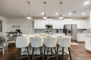 Fridge, microwave, oven, stovetop - Private Beach, Pool Table, Heated Saltwater Pool - A Grand Oasis- Roelens Vacations (Cape Coral)