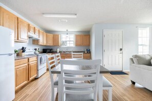 Kjøleskap, mikrobølgeovn, ovn og kokeplater