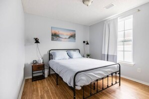 3 soverom, skrivebord, reiseseng for barn og wi-fi (inkludert)