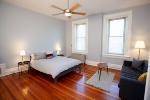 8 bedrooms, desk, iron/ironing board, free WiFi - The Convent (Cincinnati)