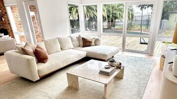 Smart TV, fireplace, video games, table tennis