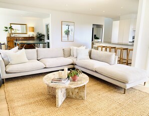 Smart TV, fireplace, video games, ping pong - Coastal Family Haven with Pool - Mornington Peninsula (Frankston South)