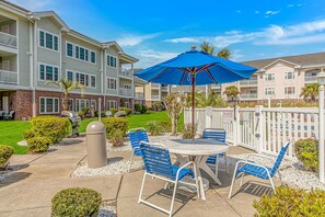 Outdoor dining - Spacious 2 bed 2 bath Golf Course Condo - Perfect for 6-8 Guests!  Magnolia North Unit 201 (Myrtle Beach)