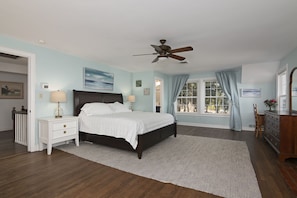 7 bedrooms, desk, iron/ironing board, free WiFi - NEW! Gorgeous Waterfront Estate with Saltwater pool, beach and dock (Cambridge)