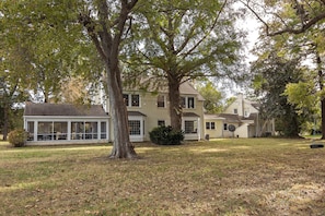 Exterior - NEW! Gorgeous Waterfront Estate with Saltwater pool, beach and dock (Cambridge)
