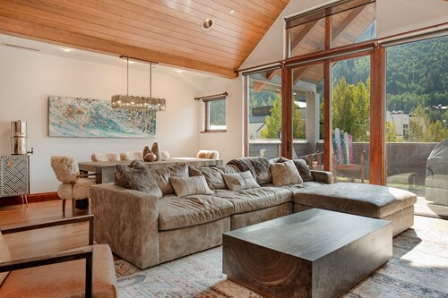 2 Minute Walk to Cascade Lift - Luxury Penthouse Condo with Covered Parking