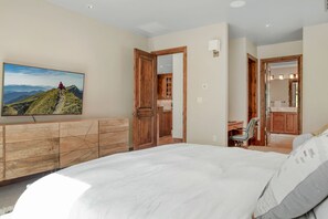 3 bedrooms, iron/ironing board, WiFi, bed sheets - Luxury Penthouse Condo with Covered Parking - 2 Minute Walk to Cascade Lift (Vail)