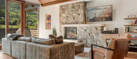 Tv, eldstad och en stereo