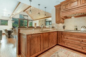 冰箱、微波炉、烤箱、炉灶