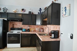 Private kitchen - Mermaid Tale-Bohemian Bungalow (Dayton)