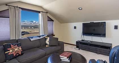 Christmas Ranch House w/Hot Tub - 30 min from ski resort!
