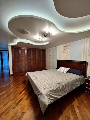 4 bedrooms, desk, free WiFi, wheelchair access