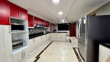 Geladeira, micro-ondas, fogão, lava-louças