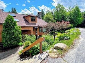 Property grounds - FC17 Stylishly renovated Forest Cottage, walk to ski trails, wifi, cable, ping pong, AC! (Bretton Woods)