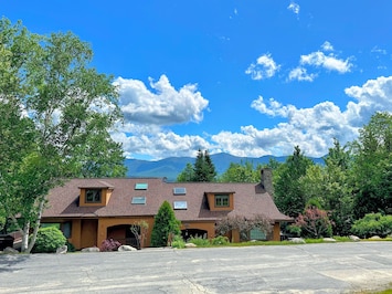 Stylishly renovated, this vacation home is just a short walk from the beginner ski trails at Bretton Woods