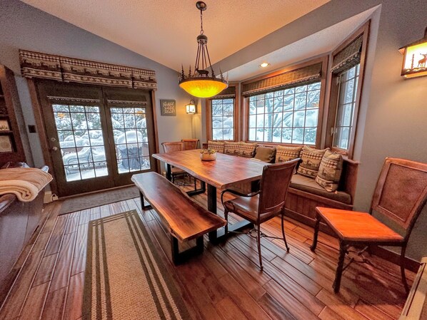 Dining - FC17 Stylishly renovated Forest Cottage, walk to ski trails, wifi, cable, ping pong, AC! (Bretton Woods)