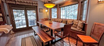 FC17 Stylishly renovated Forest Cottage, walk to ski trails, wifi, cable, ping pong, AC!