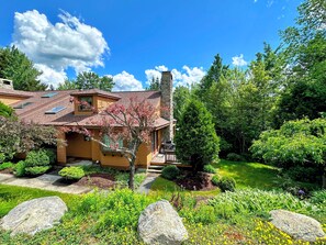 Exterior - FC17 Stylishly renovated Forest Cottage, walk to ski trails, wifi, cable, ping pong, AC! (Bretton Woods)