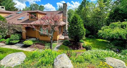 FC17 Stylishly renovated Forest Cottage, walk to ski trails, wifi, cable, ping pong, AC!