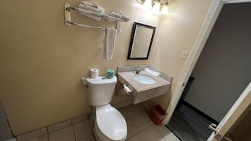Toallas, jabón, shampoo, papel de baño
