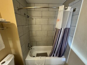 Towels, soap, shampoo, toilet paper - Country Inn-Giddings (Giddings)