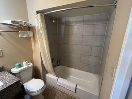 Tabla de planchar con plancha, wifi gratis, ropa de cama