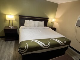 Tabla de planchar con plancha, wifi gratis y ropa de cama 