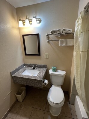 Towels, soap, shampoo, toilet paper - Country Inn-Giddings (Giddings)