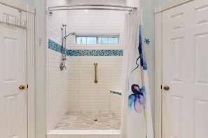 Ensemble baignoire-douche, serviettes fournies
